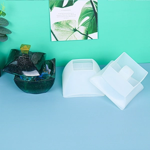 Detalle de molde cuadrado de silicona con tapa y caja de almacenamiento verde oscuro