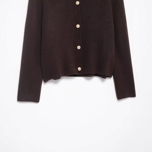 Cardigan in maglia marrone scuro con quattro bottoni dorati con ancora e trama a coste