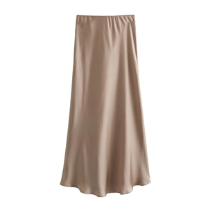 Détail d'une jupe midi en satin champagne avec taille haute élastique et aspect soyeux