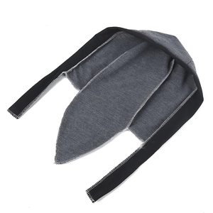 Détail d'un durag bicolore avec tissu gris chiné, lanières noires et coutures renforcées