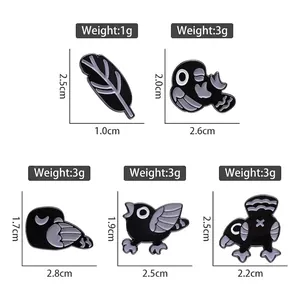 Cinq modèles de broches en émail oiseau punk noir avec dimensions et poids détaillés
