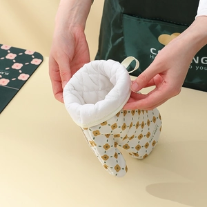 Thick heat-resistant oven mitt with floral pattern and soft quilted cotton lining