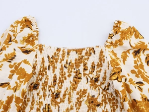 Détail de l'encolure carrée avec technique de smocks et imprimé floral vintage