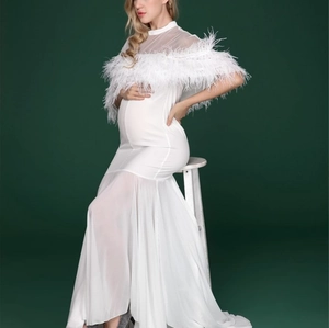 Elegantes weißes Umstandskleid für Fotoshootings mit Federn und langer Schleppe