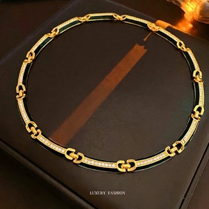 Vintage gouden metalen ketting met groene emaille bloemen en kristallen op leer