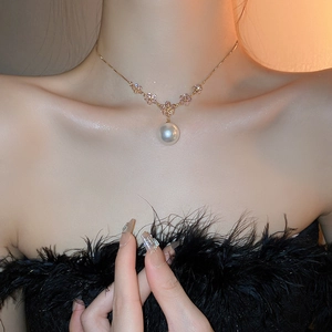 Elegant gold choker necklace featuring pink zircon flowers and white hanging pearls