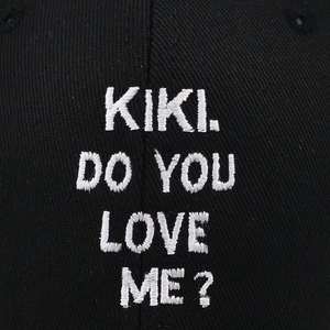 Casquette en coton noir avec broderie blanche Kiki Do You Love Me sur le devant