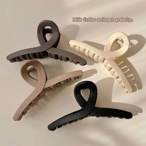 Lot de quatre grandes pinces à cheveux mates aux tons café, noir et beige inclus