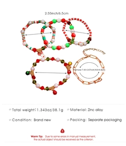 Dettaglio di un set da 5 braccialetti natalizi con perline e ciondoli di Babbo Natale