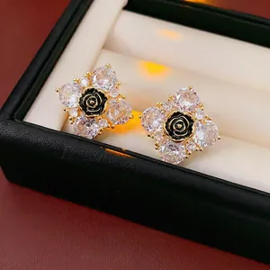 Orecchini a perno con rosa nera placcati in oro e brillanti cristalli di zirconia