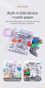 Détail d'un livre en tissu pour bébé avec queues d'animaux, bruiteur et papier crissant