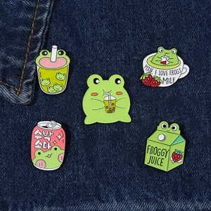 Détails de cinq pin's en émail grenouille mignons avec motifs soda sur du denim