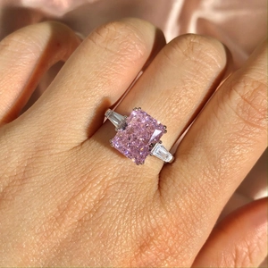 Détail d'une bague en argent S925 avec un zircon rose rectangulaire à coupe glace.