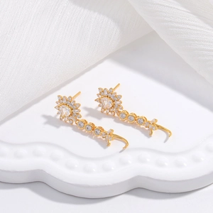 Exquisite goldene S925 Silber Ohrringe mit Zirkon, präsentiert auf einem weißen Tablett