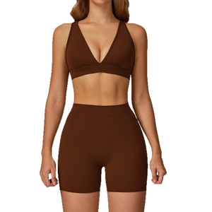 Ensemble sport marron foncé avec brassière à col en V et short de fitness à taille haute