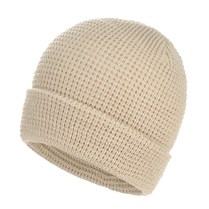 Berretto in maglia grossa beige per calore e comfort all'aperto in inverno
