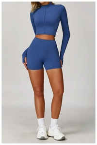 Détail de l'ensemble de fitness bleu avec manches passe-pouce et col montant zippé