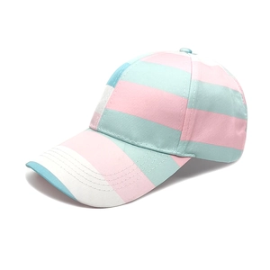 Détail d'une casquette rayée multicolore avec panneaux rose, menthe, blanc et coutures