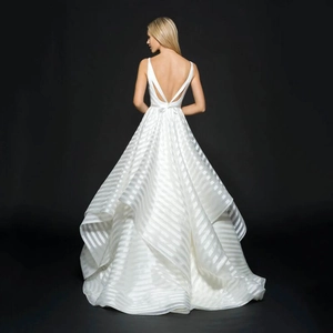 Elegante abito da sposa bianco con schiena scoperta e trama a righe con gonna a balze