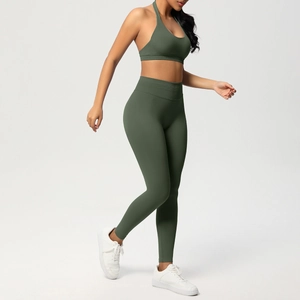 Dettaglio del set yoga a coste verde oliva con reggiseno sportivo e leggings a vita alta