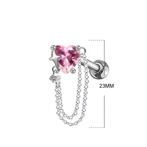 Détail montrant la longueur de 23 mm du clou d'oreille cœur rose avec croix et chaînes