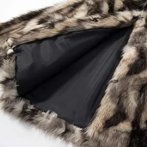 Giacca in ecopelliccia animalier con collo alto e calda fodera interna in nero