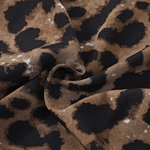 Dettaglio della trama del tessuto a stampa leopardata con morbide pieghe naturali