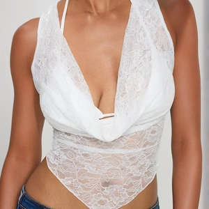Haut licou sexy en dentelle blanche avec décolleté en V profond et motifs floraux fins