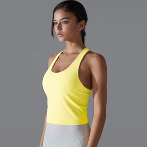 Vue détaillée du gilet de sport côtelé jaune citron et de sa texture élastique
