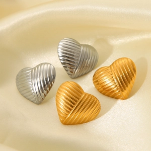 Fashionable textured 18K gold and silver heart-shaped stainless steel stud earrings