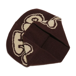 Gros plan du motif jacquard cœur et lettre sur un bonnet en tricot marron foncé