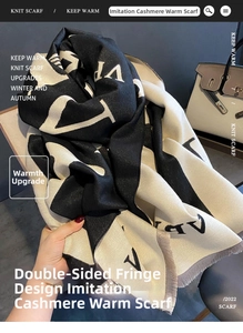 Détail d'une écharpe douce effet cachemire avec motifs lettres noir et blanc et franges