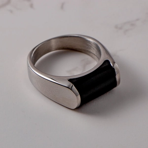Bague en acier inoxydable poli avec incrustation d'émail noir rectangulaire sur marbre