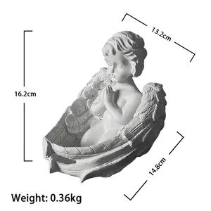 Detalle de escultura de ángel con alas mostrando altura de 16,2cm y un peso de 0,36kg