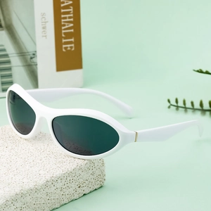 Weiße Retro-Radsonnenbrille mit dunklen ovalen Gläsern und Goldakzenten auf Steinbasis
