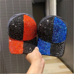 Funkelnde Strass-Baseballkappe mit zweifarbigem Blockdesign für optimalen Sonnenschutz