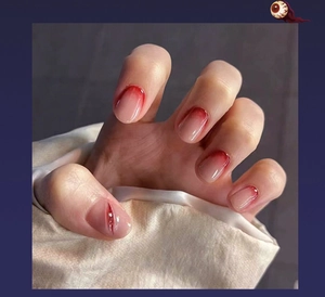 Makroaufnahme von roten Farbverlauf-Nägeln mit Halloween-Blutspritzer-Design