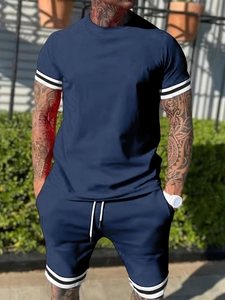 Détail d'un ensemble de sport bleu marine pour homme avec rayures en plein air