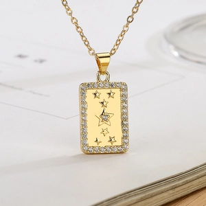 Collier avec pendentif rectangulaire plaqué or 18K orné d'étoiles et de zircons