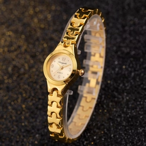 Modieus gouden quartz dameshorloge met een elegante kettingarmband en crème wijzerplaat