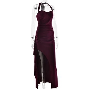 Détails de l'élégante robe longue en satin rouge foncé avec licou et fente latérale