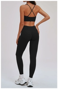 Vue arrière du legging de yoga noir et du soutien-gorge de sport à lanières croisées au dos