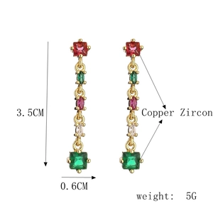 Détail des boucles d'oreilles pendantes dorées de 3,5 cm avec zircons multicolores