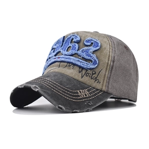Vue détaillée de la casquette vintage avec broderie 1962 et bords usés stylés