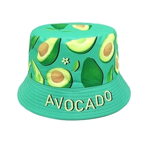 Détail d'un chapeau cloche pour enfant avec motifs avocat et texte AVOCADO