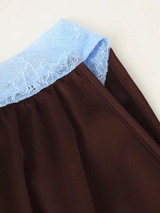 Détail du tissu en satin marron foncé avec bordure en dentelle bleu clair délicate