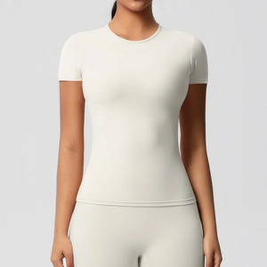 T-shirt de yoga blanc ajusté montrant le tissu respirant et les détails du col rond uni