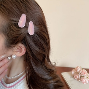 Barrettes à cheveux en acrylique rose translucide avec inscription dorée sur mannequin