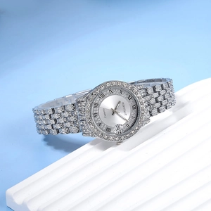 Détail d'une montre à quartz argentée avec lunette en strass et cadran à chiffres romains