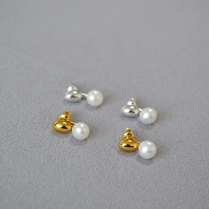 Detailed view of 8-10mm freshwater pearls with gold and silver plated brass bases